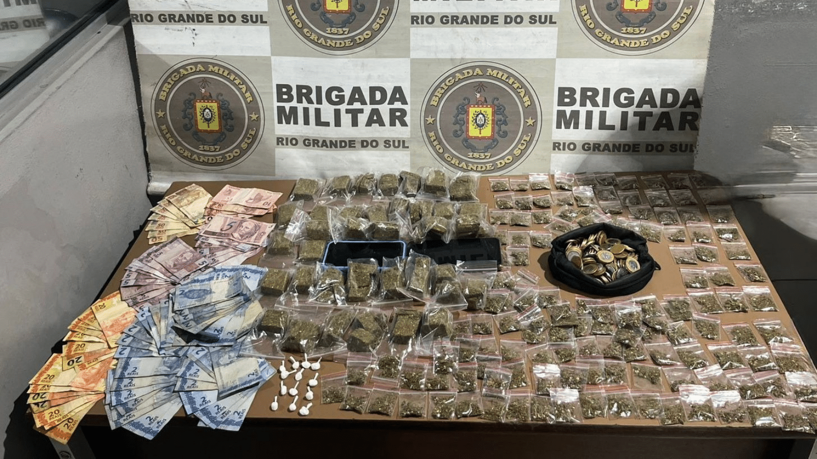 Mulher é presa em flagrante com maconha e cocaína em Pelotas