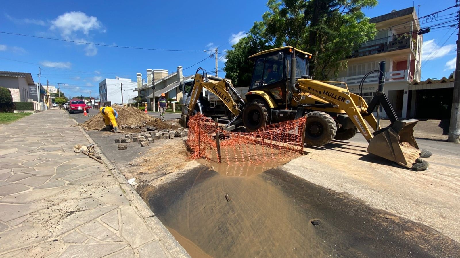 Reparo em adutora interrompe trânsito e abastecimento em Camaquã