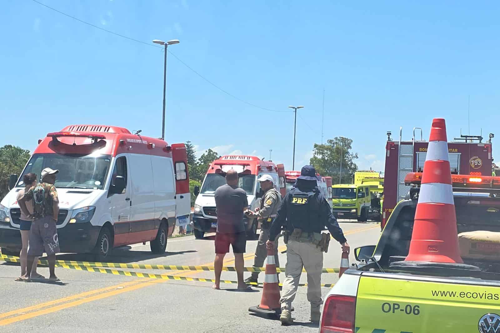 Parte da carga de areia entrou em ônibus após colisão que matou seis na BR-116. Foto: Divulgação/PRF.