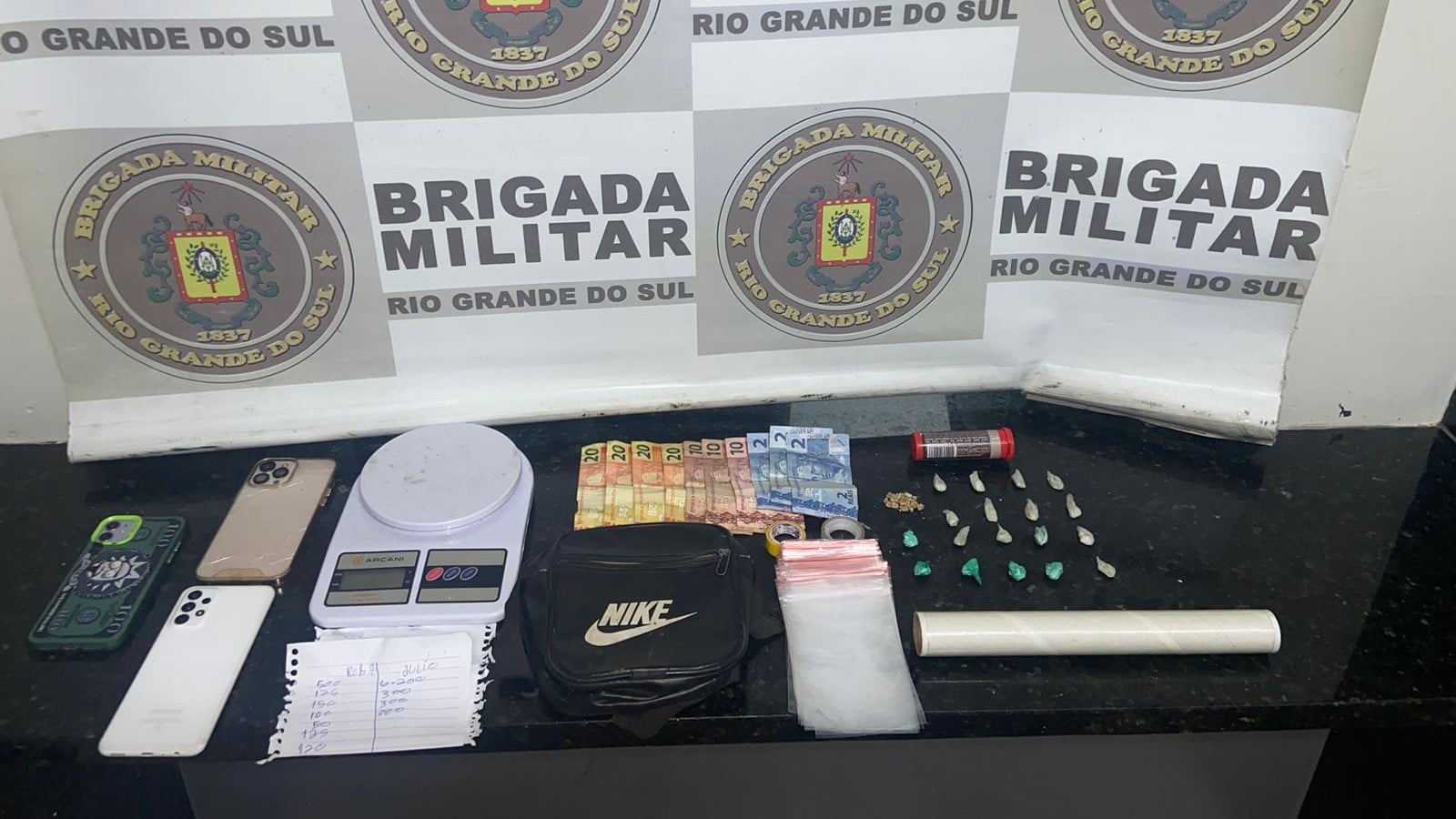 Camaquã: mulher é presa com 'kit do tráfico' no Ouro Verde