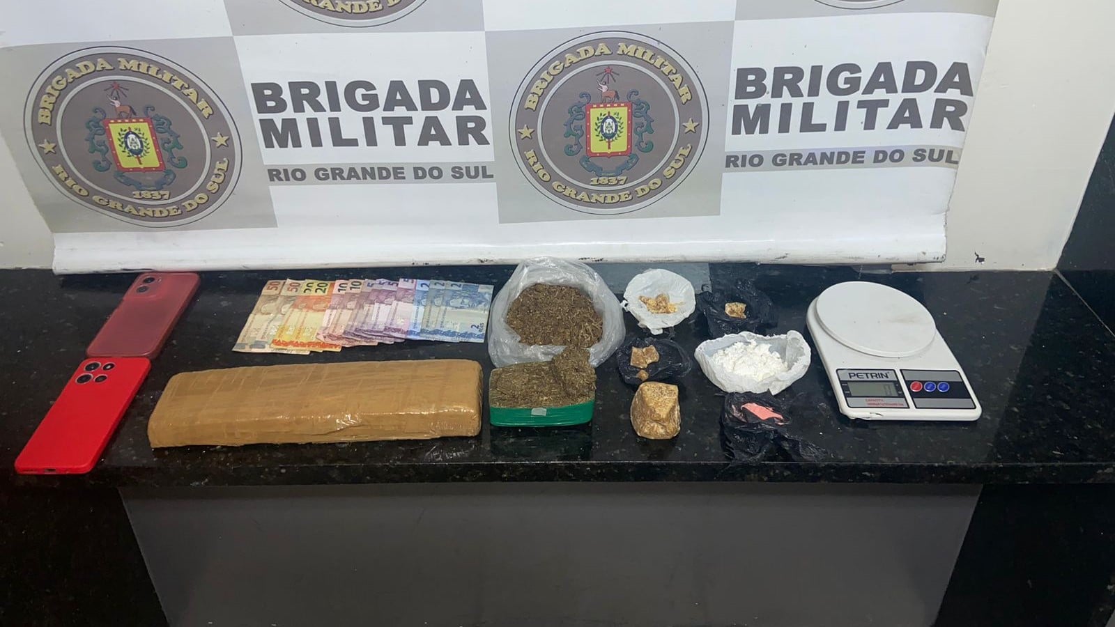 Mulher é presa e drogas são apreendidas durante ação em Cristal