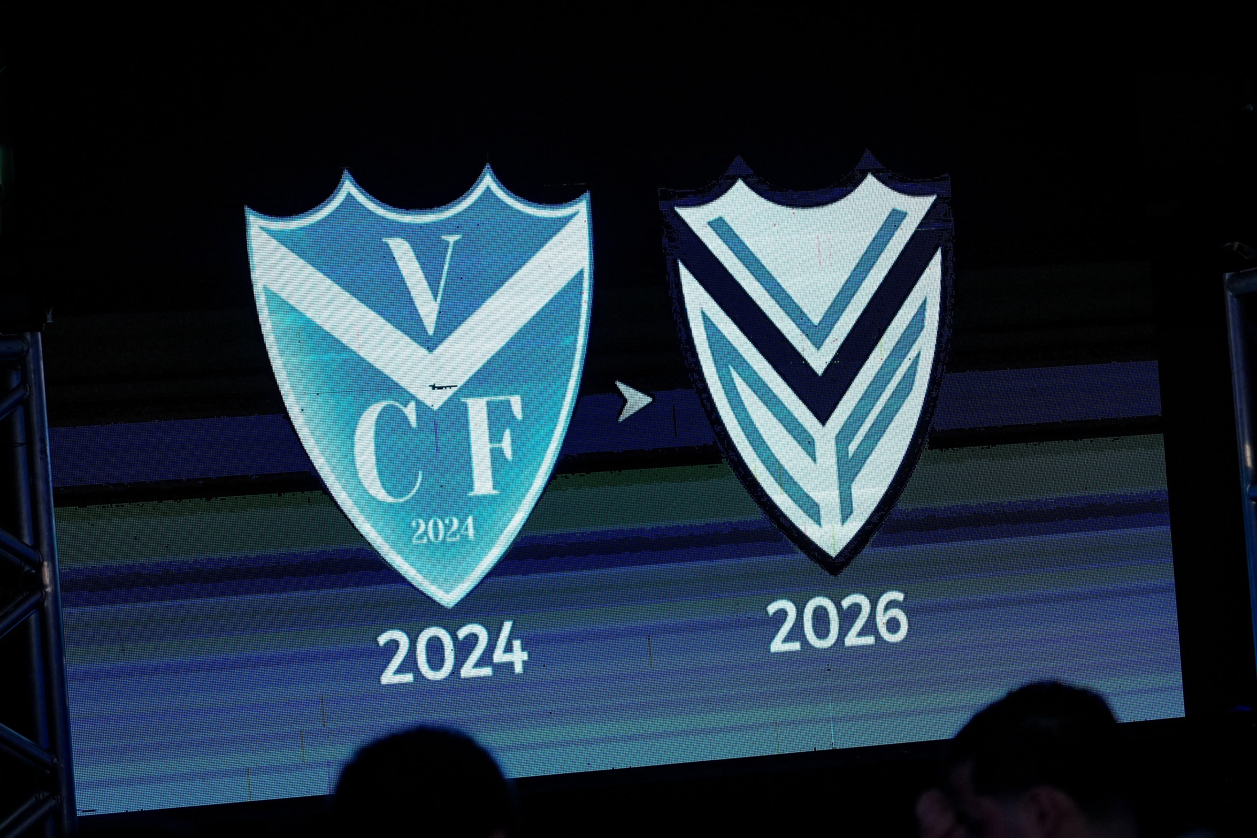 Modificação no escudo do Vélez. Foto: Natanael Birreik / ASCOM Vélez Camaquã Futsal.
