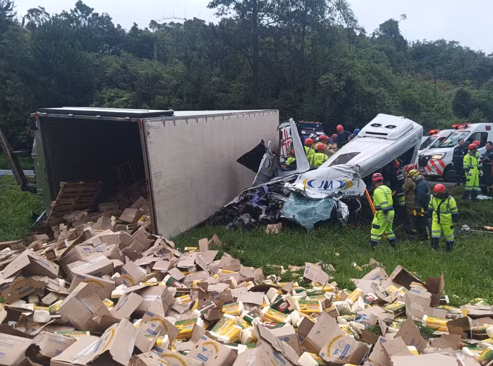 BR-116: Carreta solta por bandidos esmaga van e mata seis fiéis
