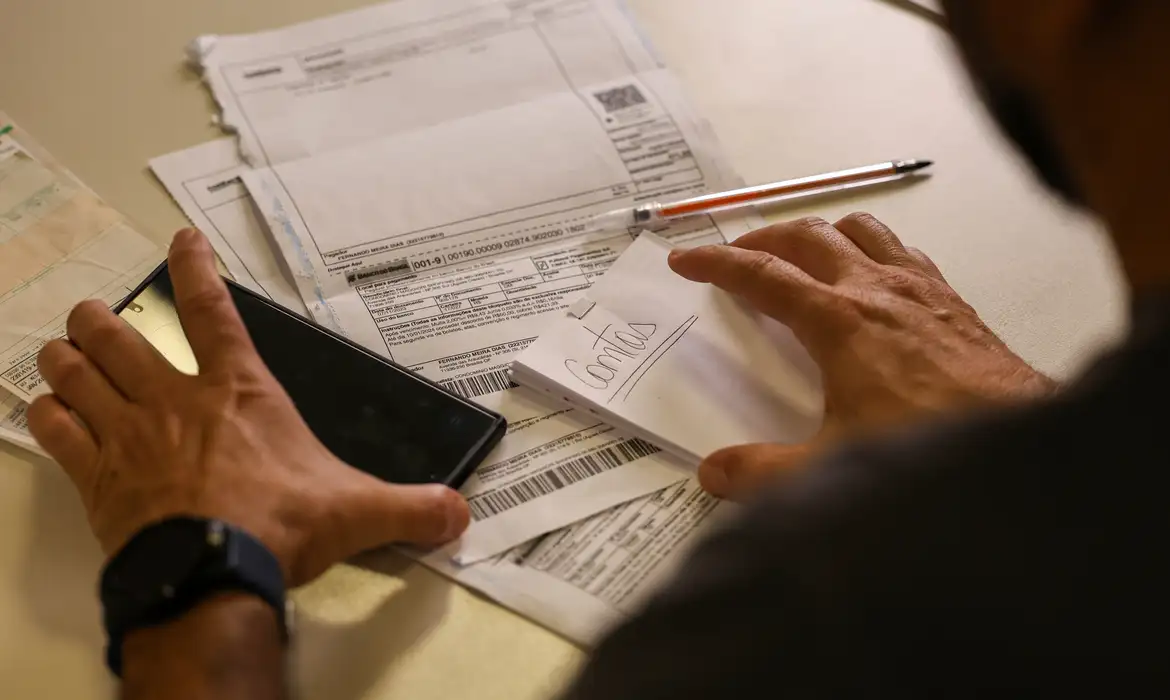 Novo salário mínimo de R$ 1.621 começa a ser pago nesta segunda-feira