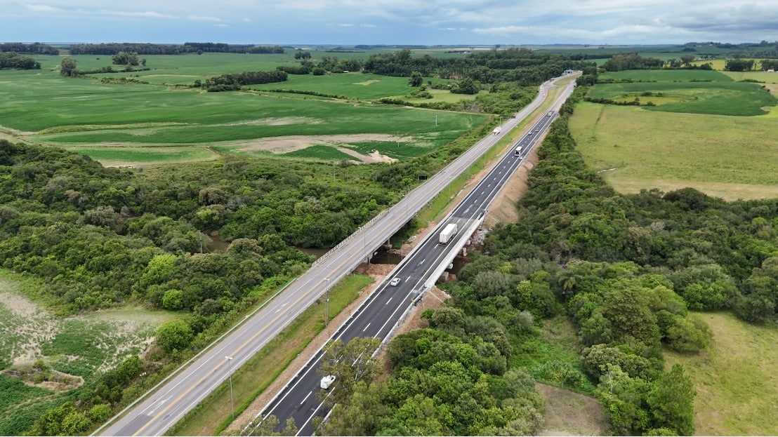 Nova ponte sobre o arroio Corrientes, no km 490 da BR-116, em Turuçu