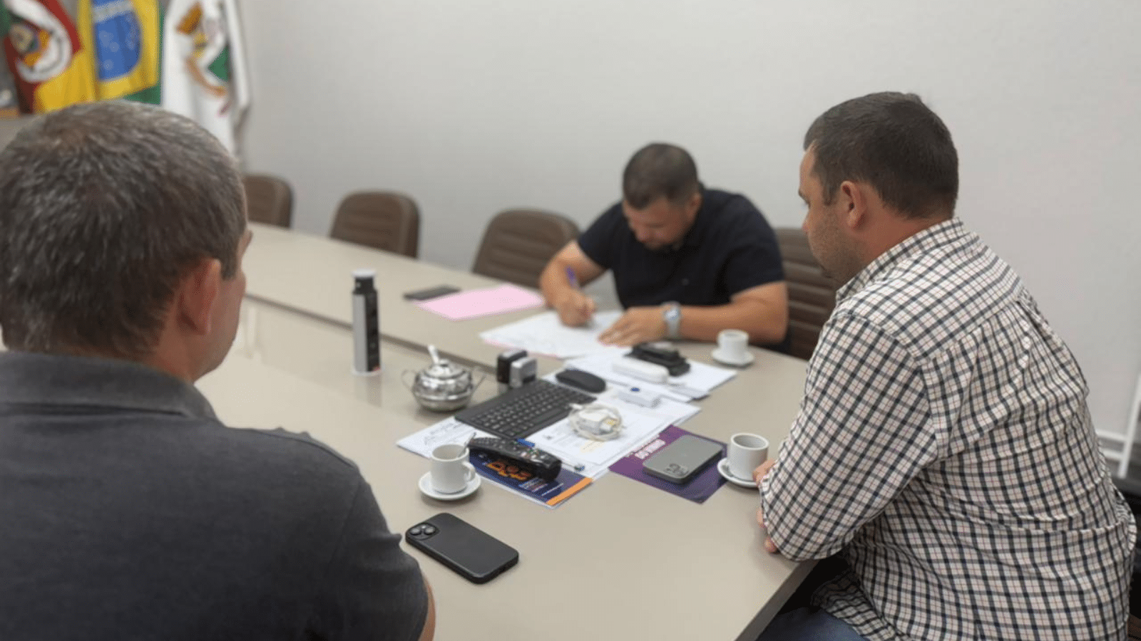 Prefeitura doa terreno para associação de motoristas em Camaquã. Foto: Divulgação/Prefeitura de Camaquã.