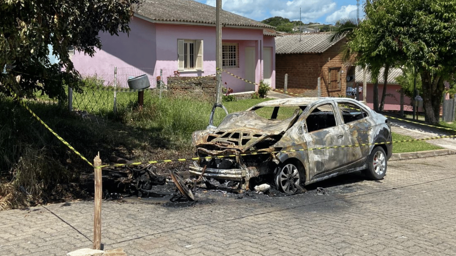 Polícia investiga possível incêndio criminoso que destruiu carro e moto em Camaquã