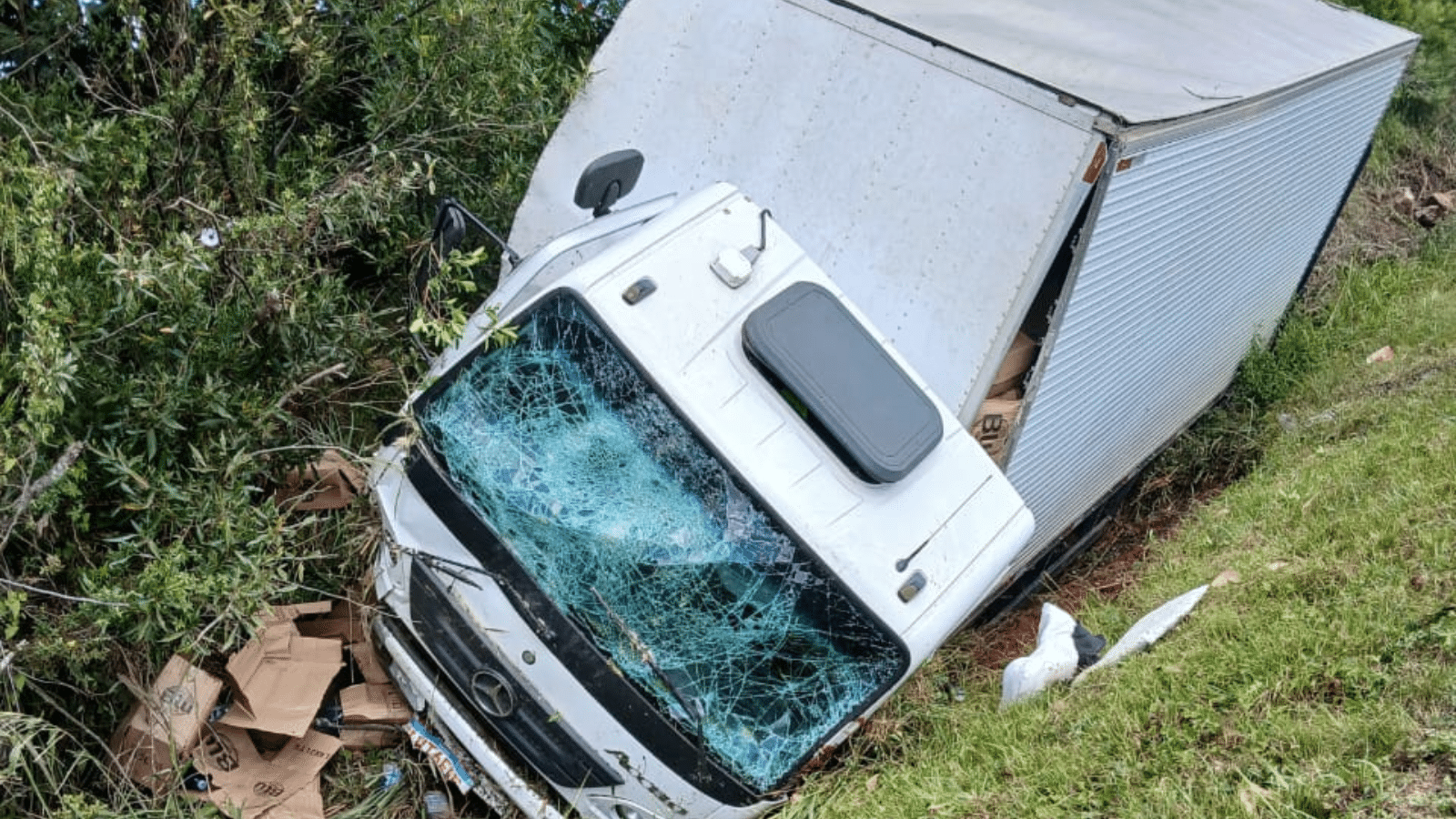 Caminhão sai da pista na BR-116 em São Lourenço do Sul e motorista fica ferido