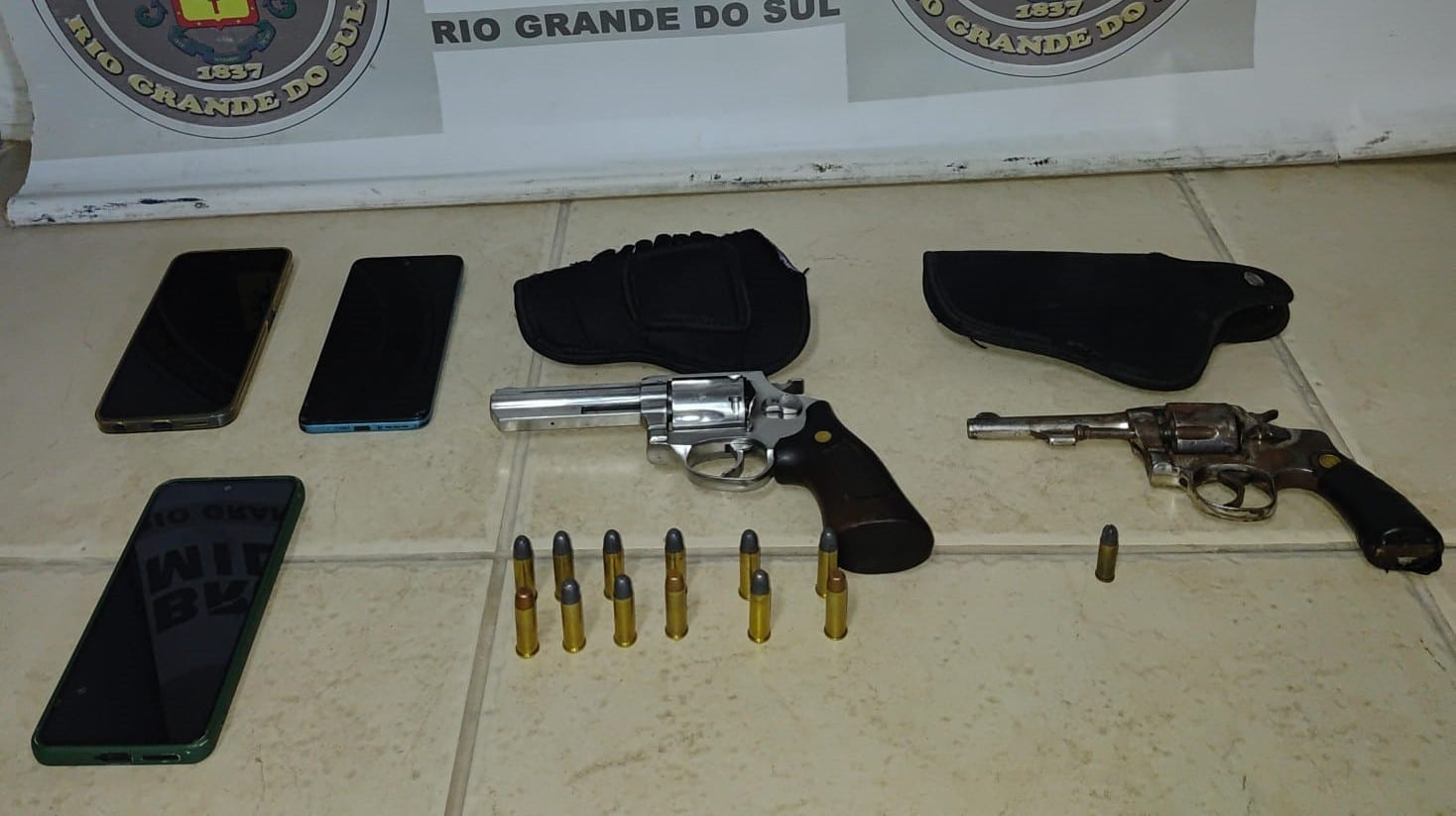 Dupla é detida com armas e munição em Dom Feliciano
