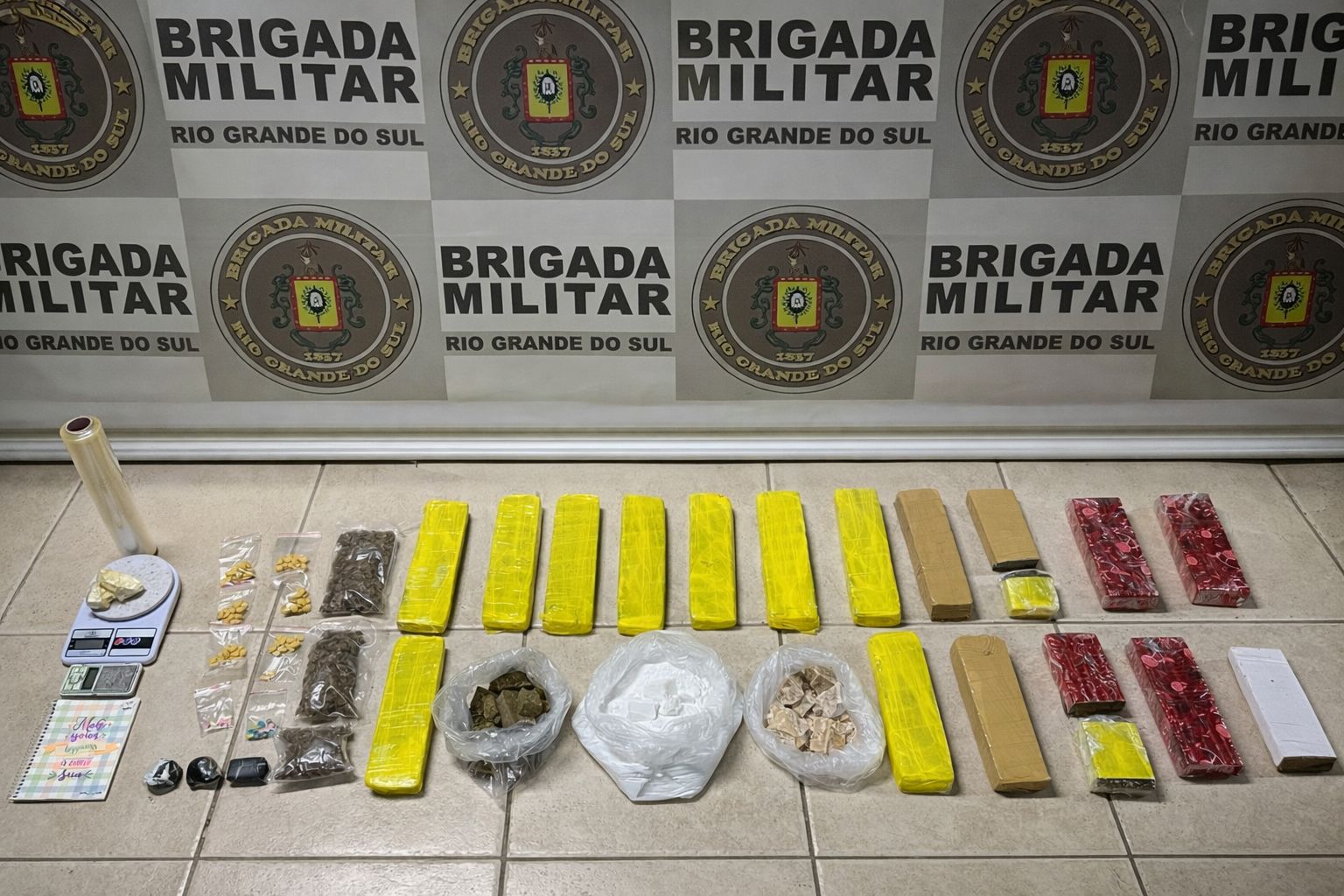 Camaquã: Brigada Militar apreende mala recheada de drogas