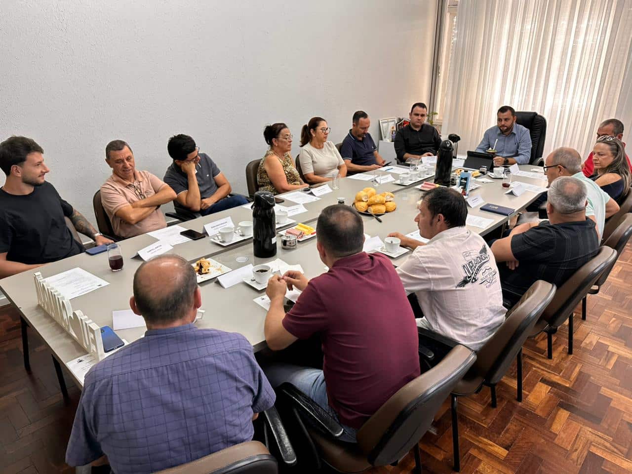 Reunião com vereadores da base ocorreu no início da manhã e deve virar rotina