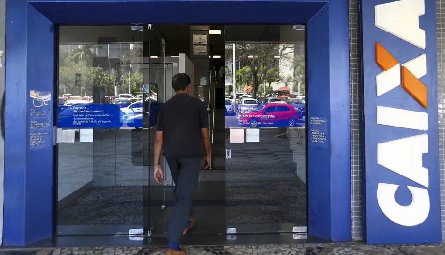 Entenda como funcionam os bancos no carnaval e evite multas