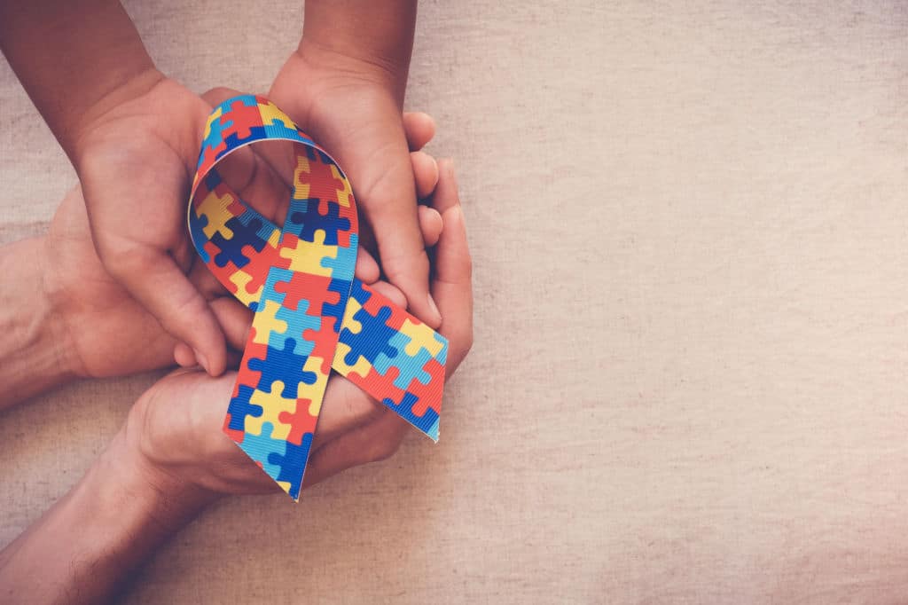 Criança autista espera meses por médico e mãe faz apelo em Camaquã