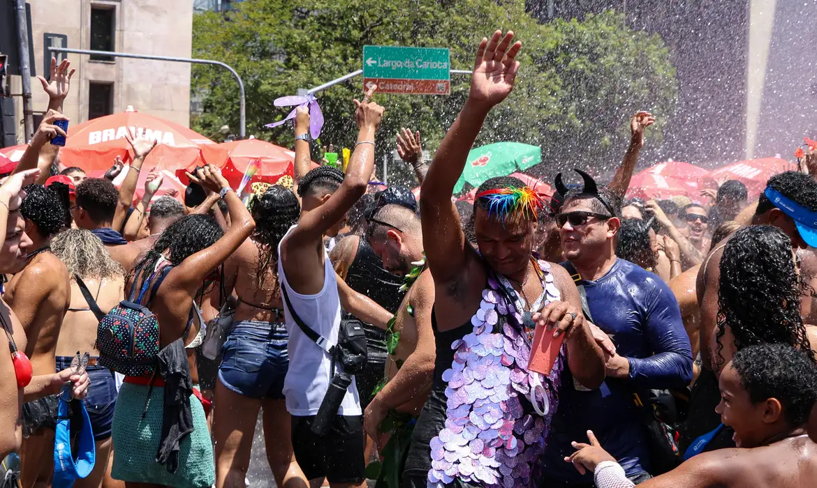 Carnaval 2026 pode ter surto de doenças transmitidas pelo beijo