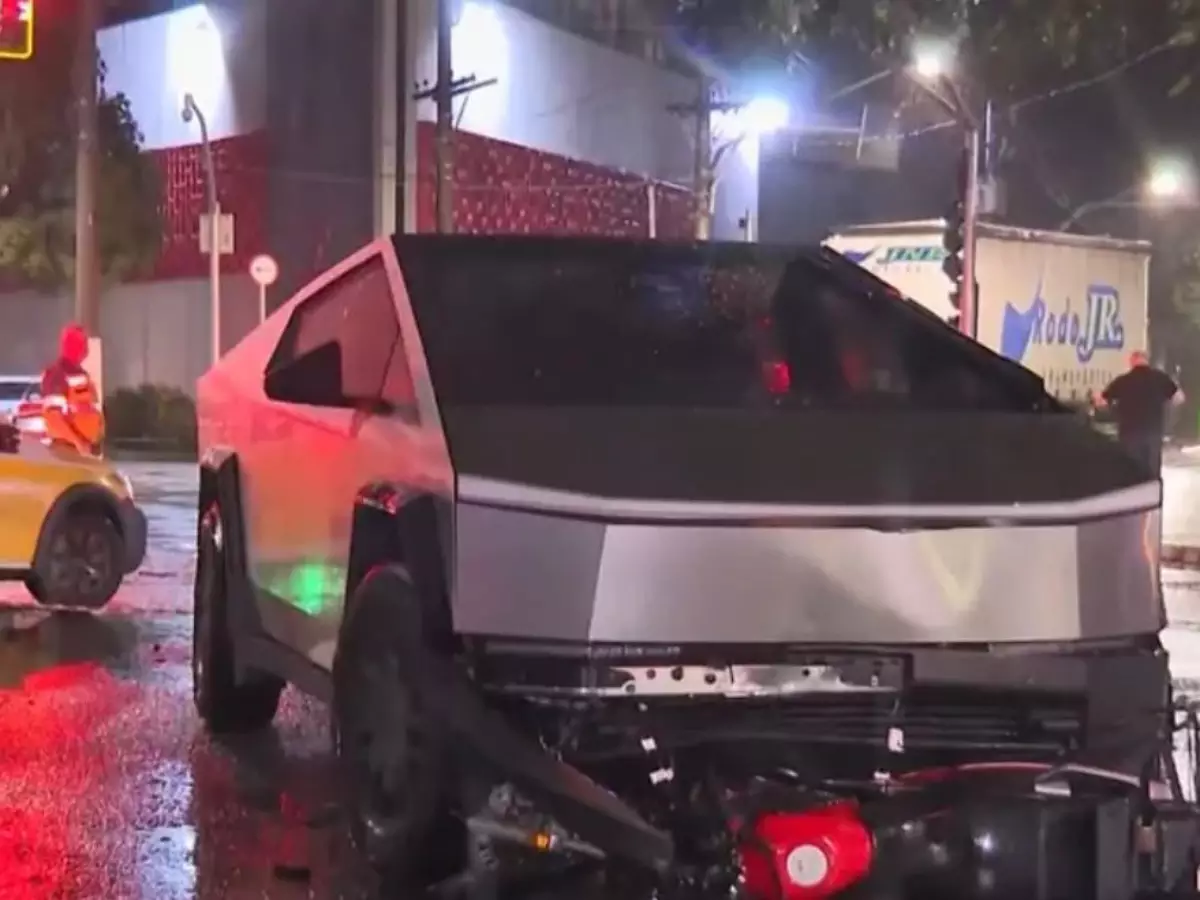 Colisão com Tesla Cybertruck mata motociclista