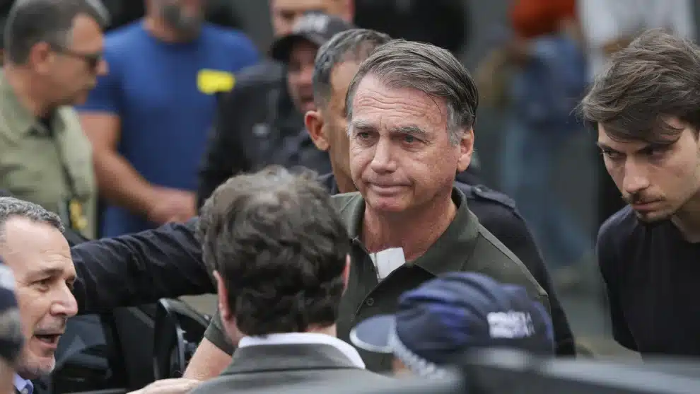 Bolsonaro deixa hospital e inicia prisão domiciliar