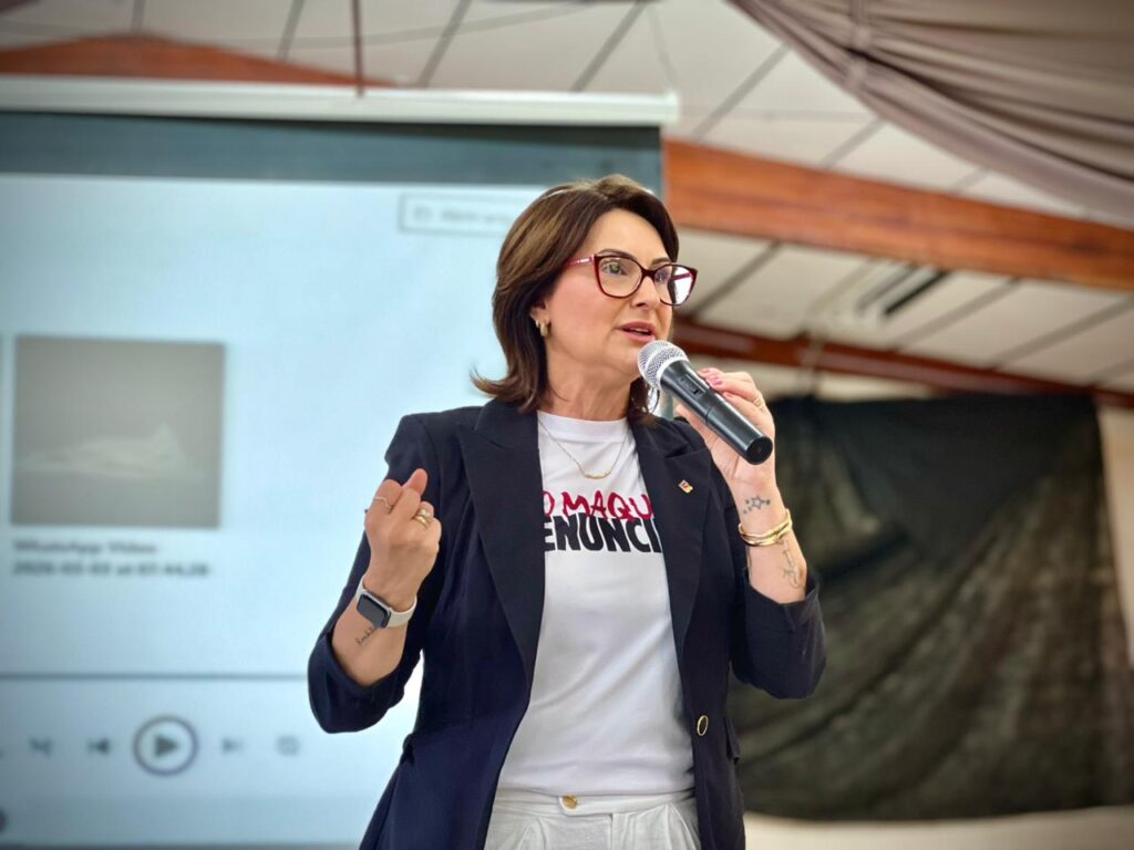 Secretária da Mulher conversa com estudantes de Camaquã sobre combate à violência de gênero