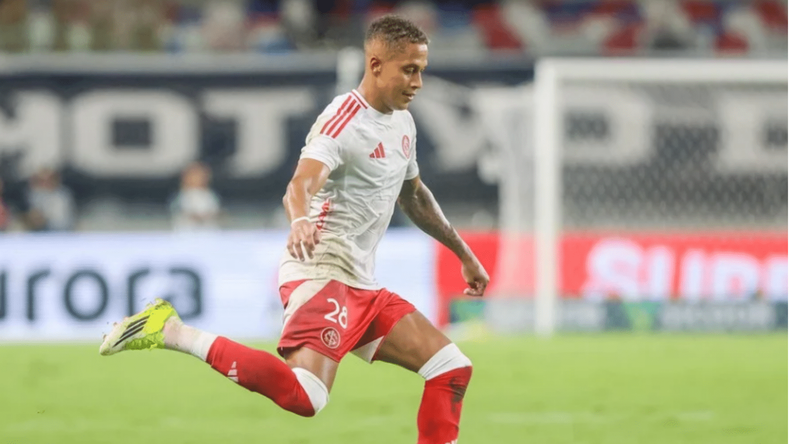 Inter anuncia permanência de Vitinho até 2030