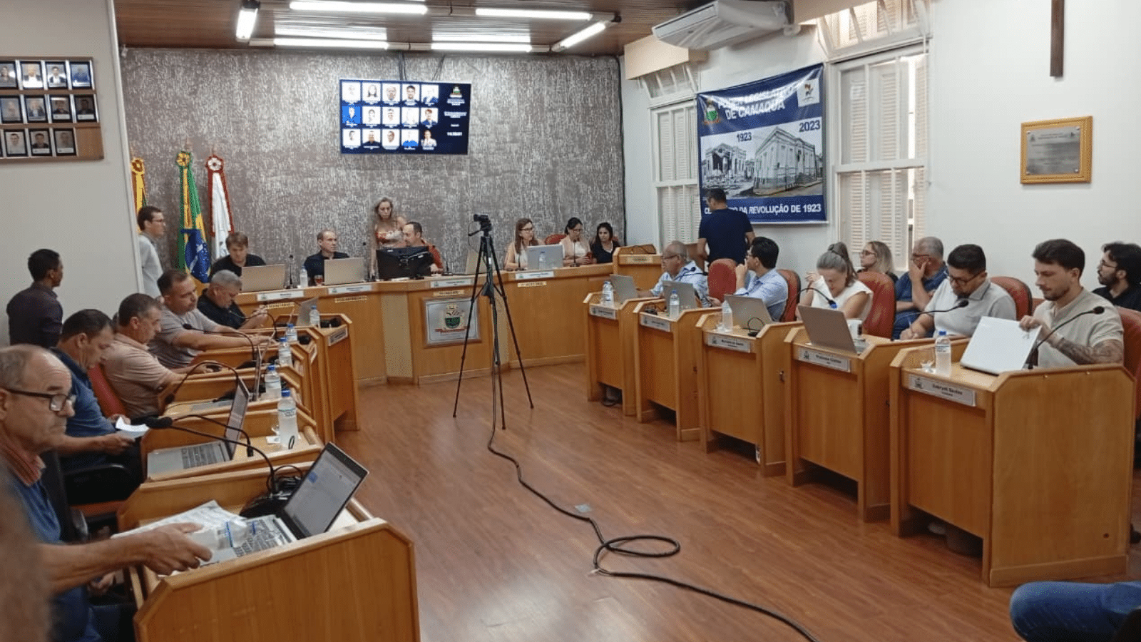 Vereadores propõe restringir vale-alimentação a servidores e prevê corte por faltas