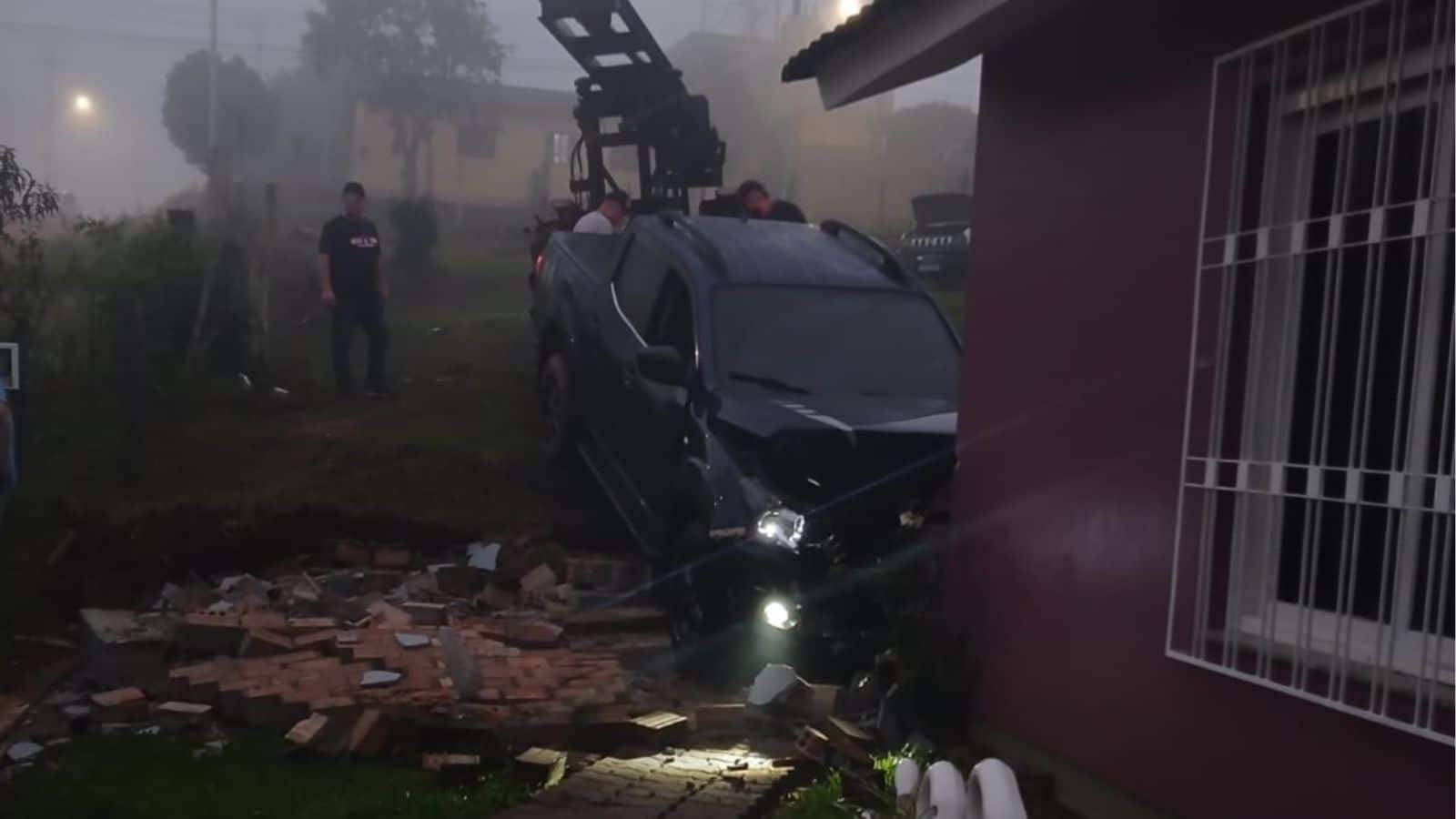 Motorista perde o controle e colide contra muro e casa em Camaquã