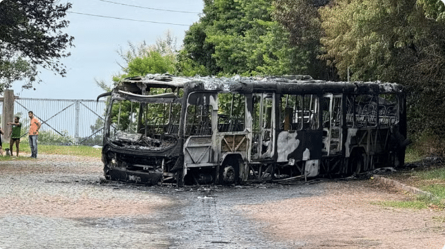 Indivíduos mascarados ateiam fogo em ônibus de Porto Alegre.