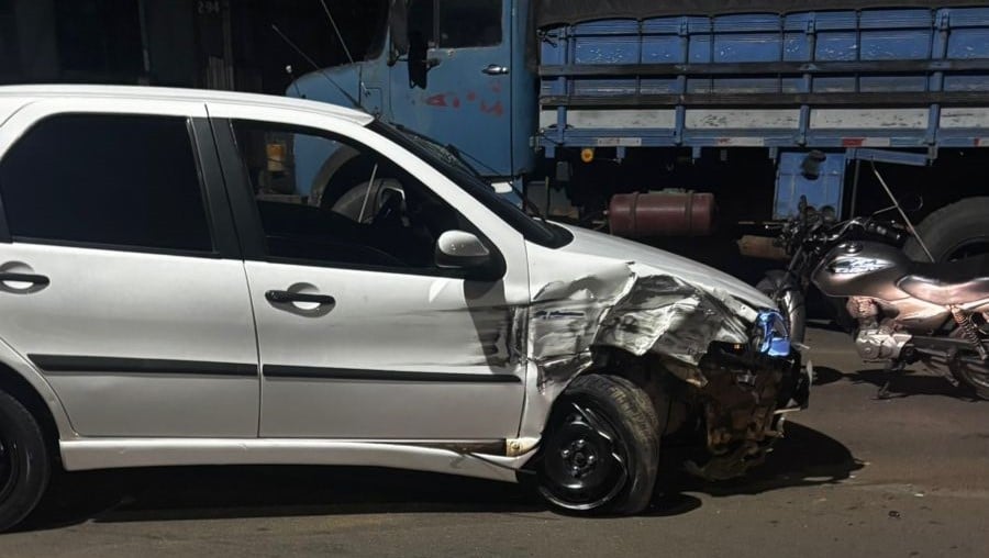 Motorista em Camaquã bate contra caminhão e foge a pé