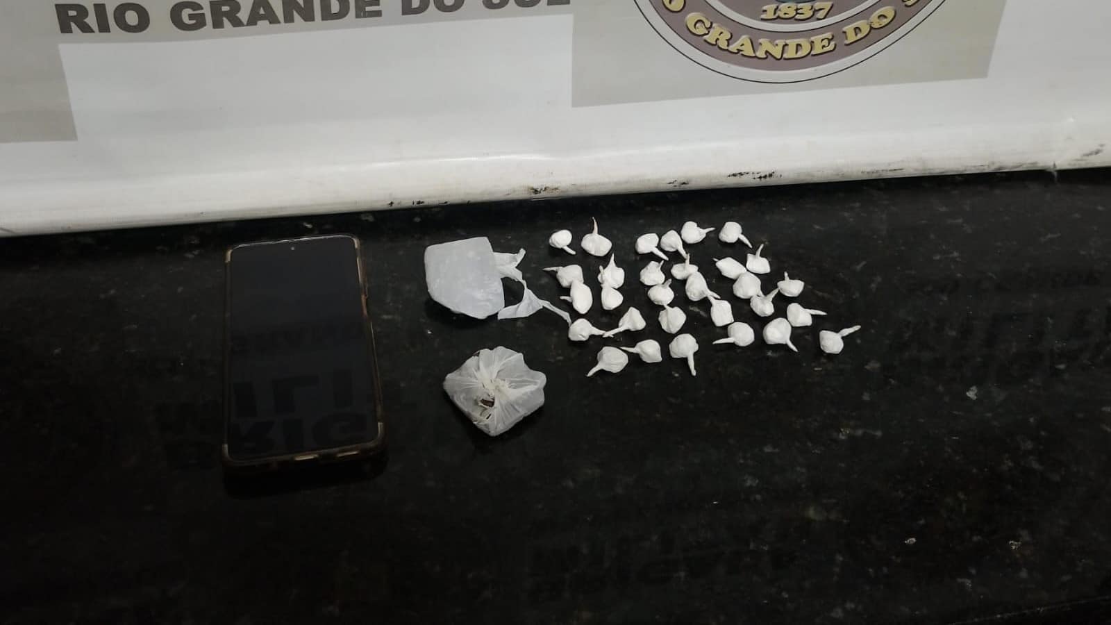 Mulher é presa com cocaína e maconha em São Lourenço do Sul