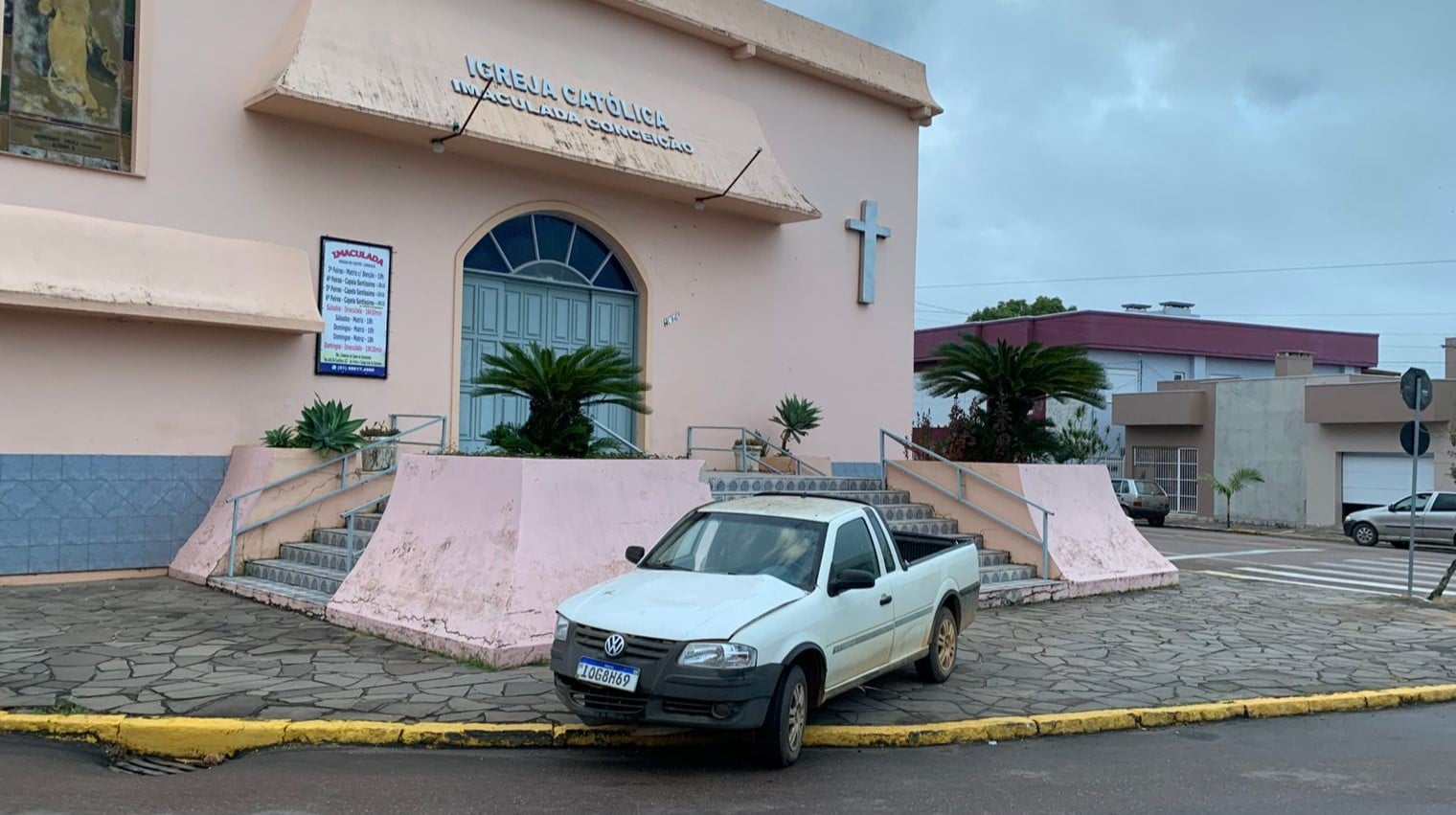 Saveiro vai parar no muro de igreja após colisão em Camaquã