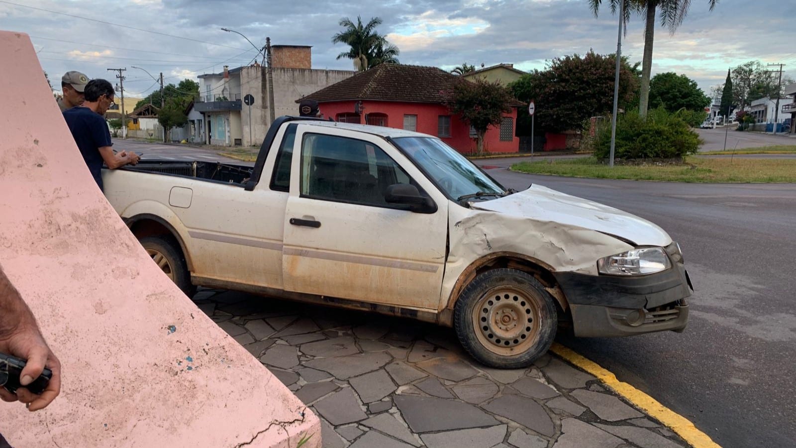 Saveiro vai parar no muro de igreja após colisão em Camaquã