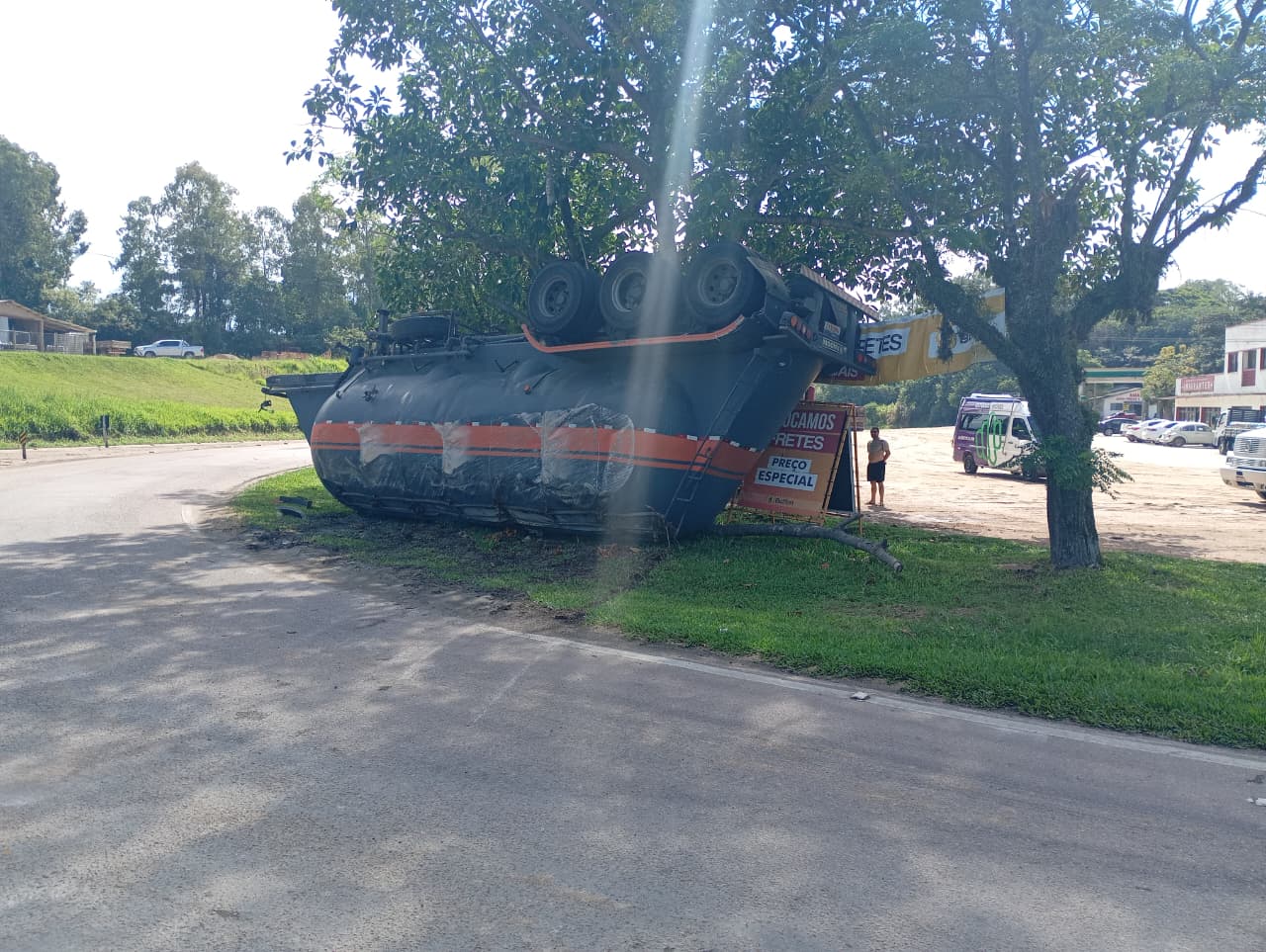 Caminhão-tanque tomba na esquina de Tapes