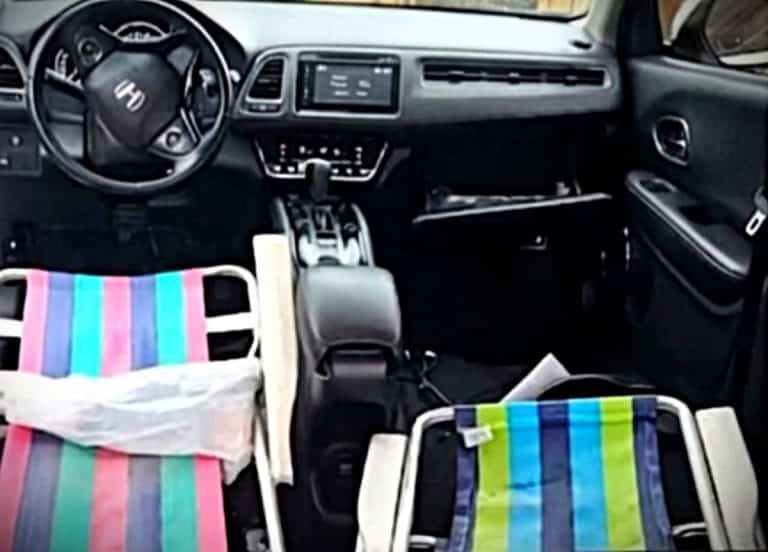 Motorista é parado com cadeira de praia no lugar de banco de carro