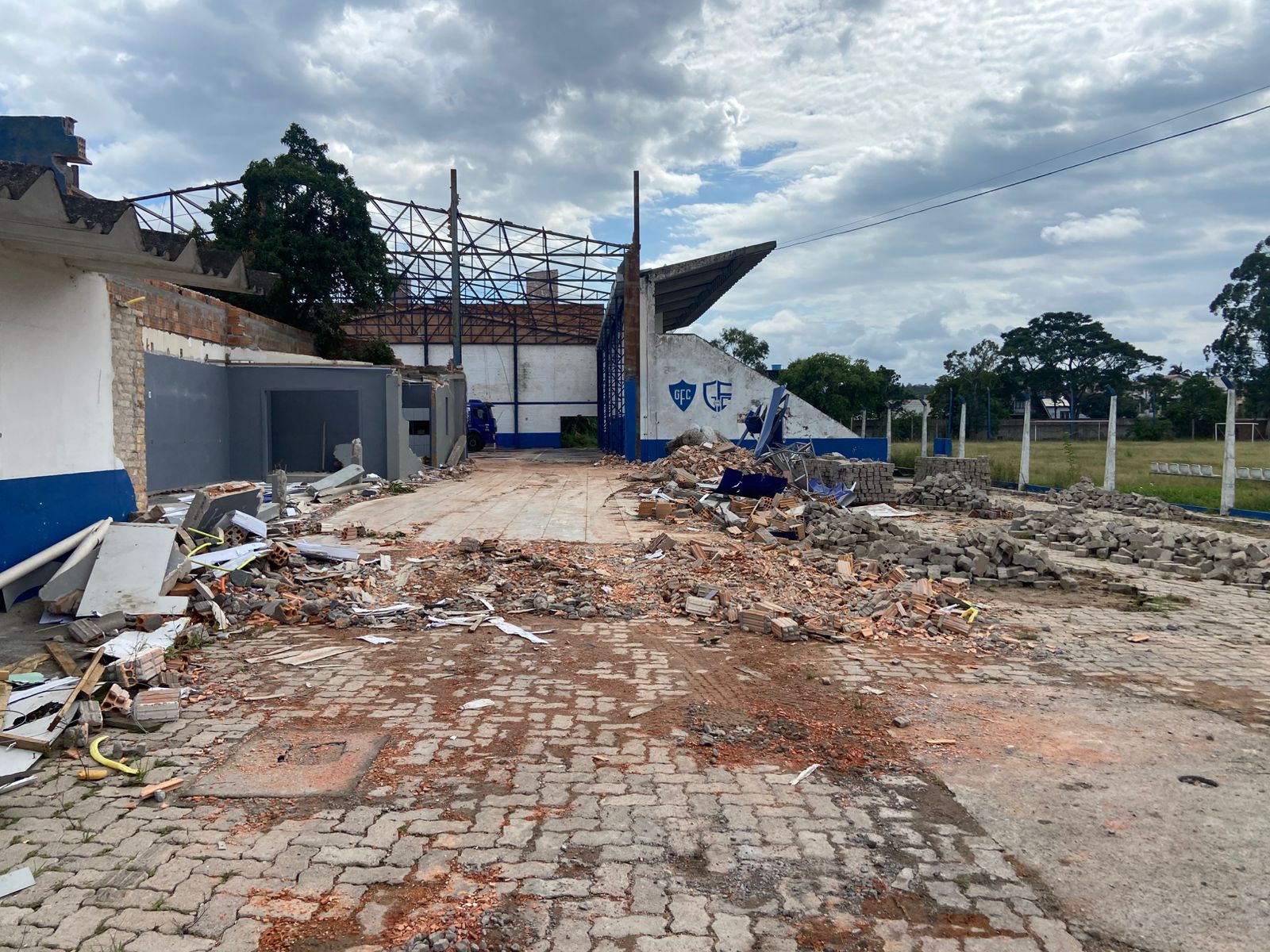 Estádio do Guarany começa a ser demolido em Camaquã