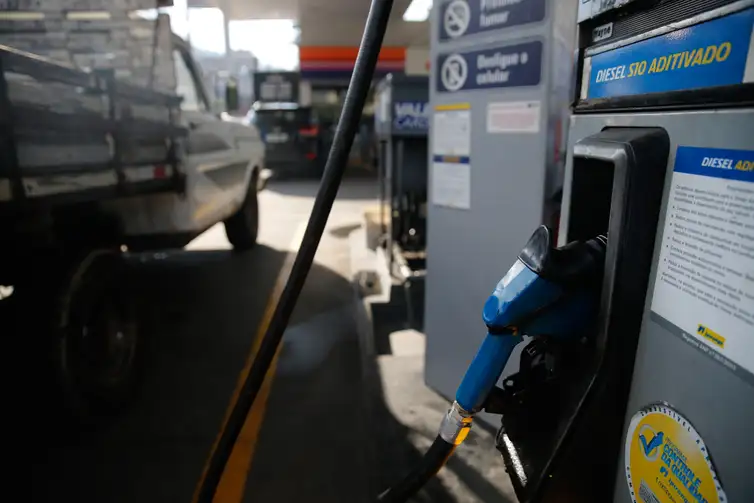 Escassez de diesel paralisa serviços públicos no RS