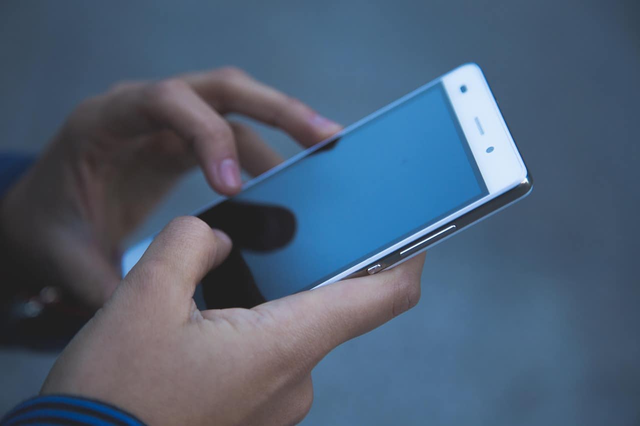 Menina de 13 anos é punida por perfil de fofocas cruel