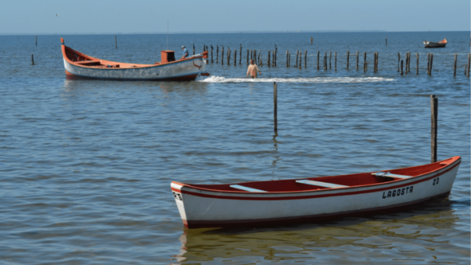 Embarcação afunda na Praia do Laranjal