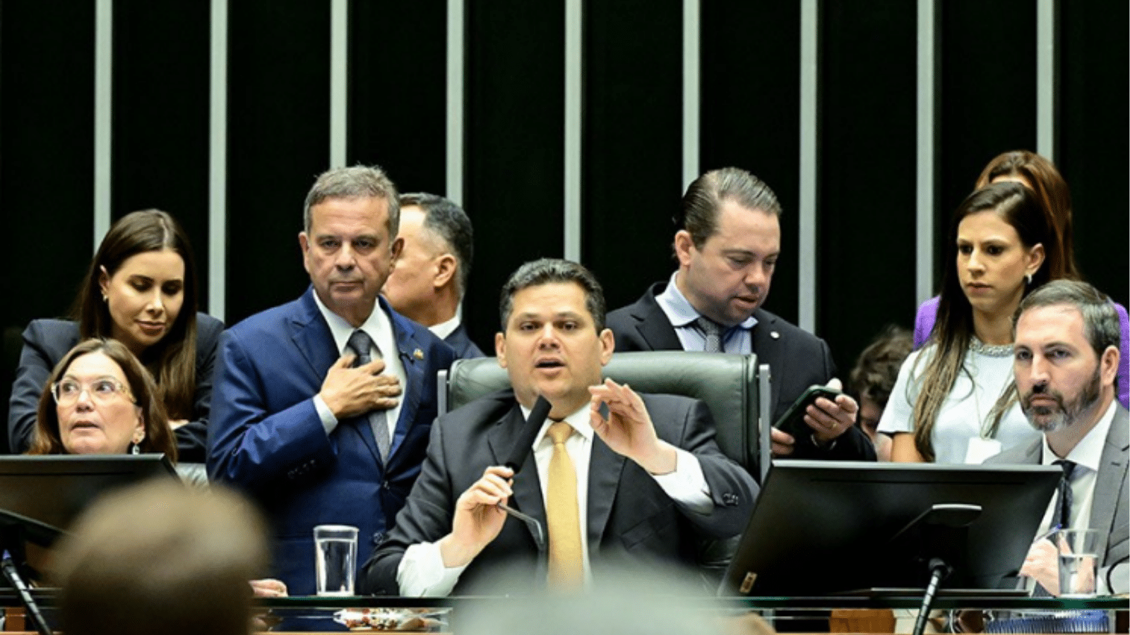 AGORA: Alcolumbre retira trechos de veto à dosimetria de penas; decisão divide parlamentares
