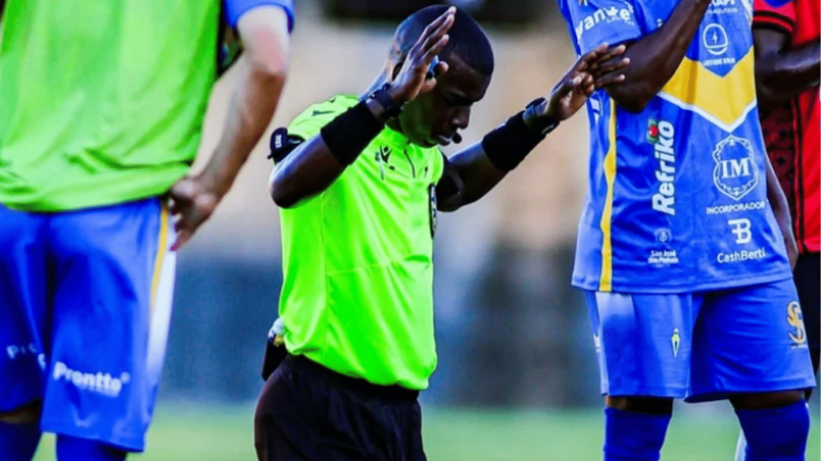 Árbitro se ajoelha em campo e faz oração para recuperação de atleta no jogo do Brasil de Pelotas