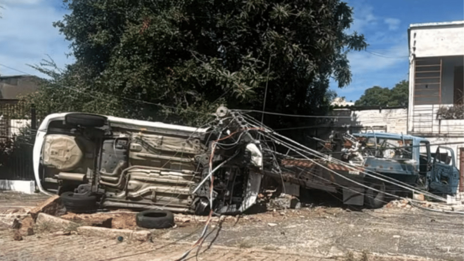 Caminhão guincho desgovernado atinge casa em Porto Alegre
