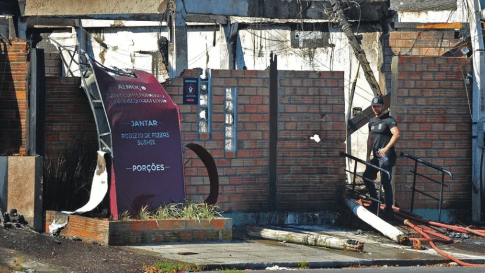 Restaurante atingido por queda de avião é saqueado em Capão da Canoa