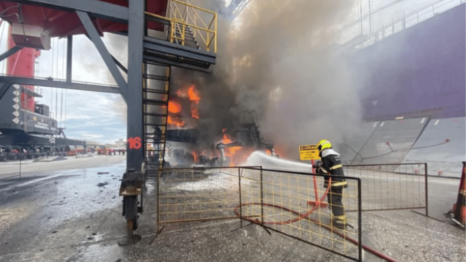 Incêndio atinge guindaste em operação no Porto de Rio Grande