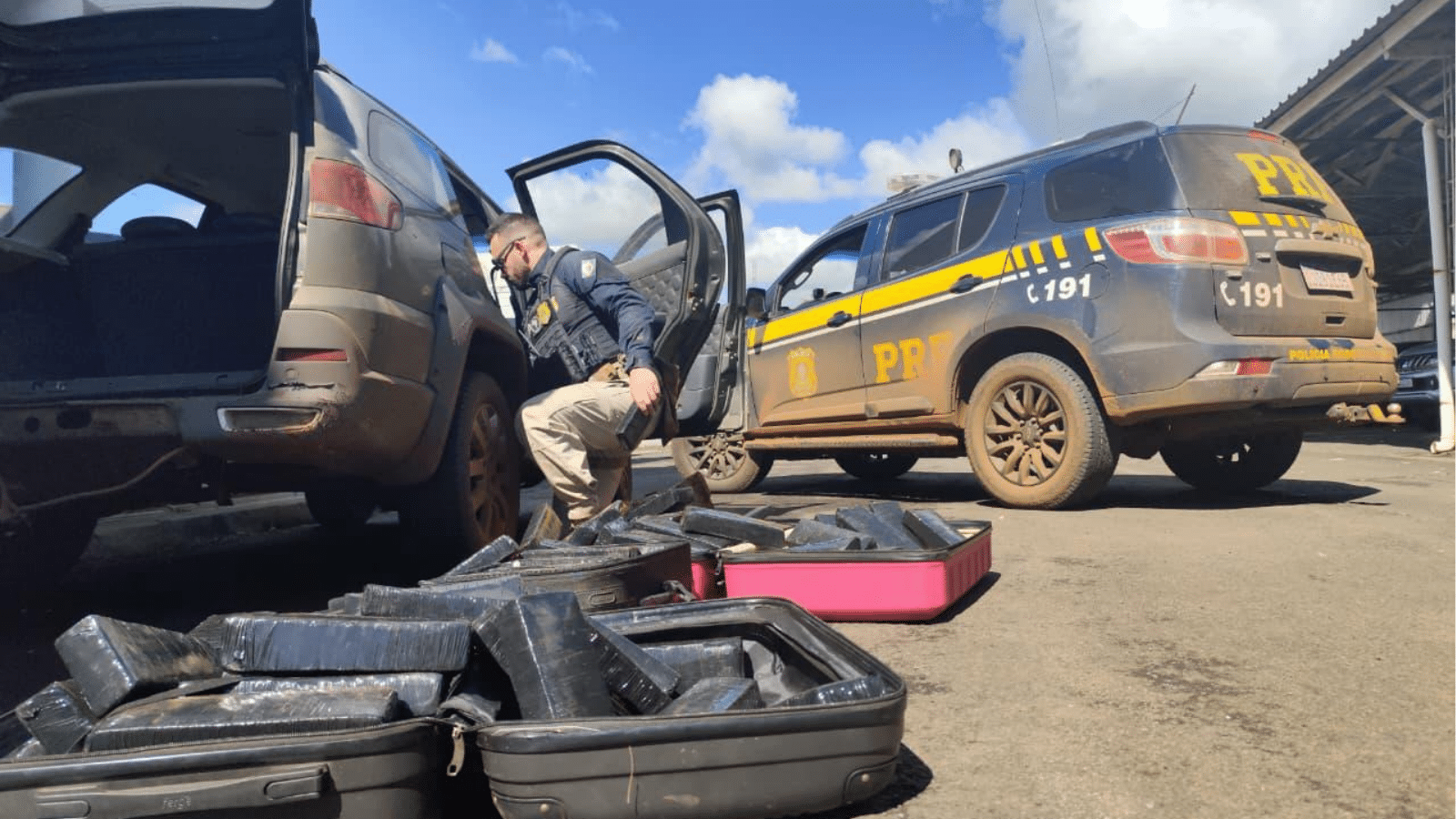Polícia prende casal com mais de 100 kg de maconha após perseguição