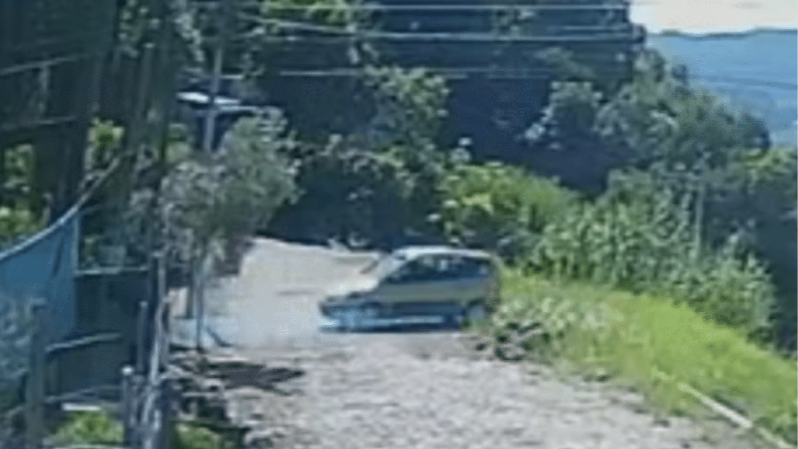 Mulher morre após manobrar e carro cair no barranco no RS