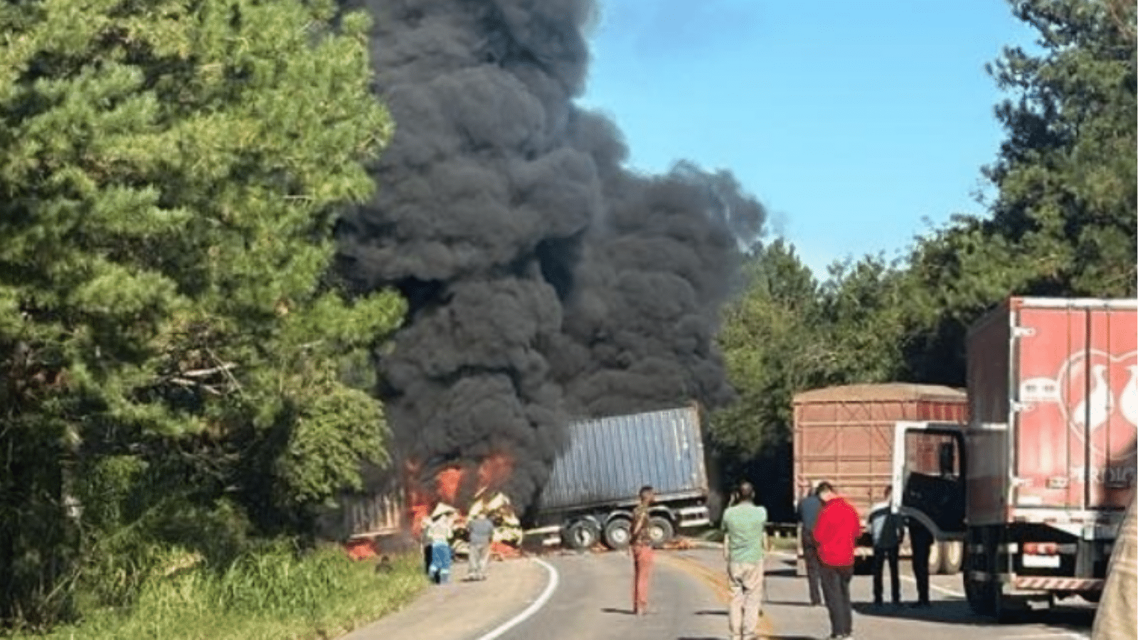 Acidente com incêndio entre caminhões deixa um morto em Pelotas