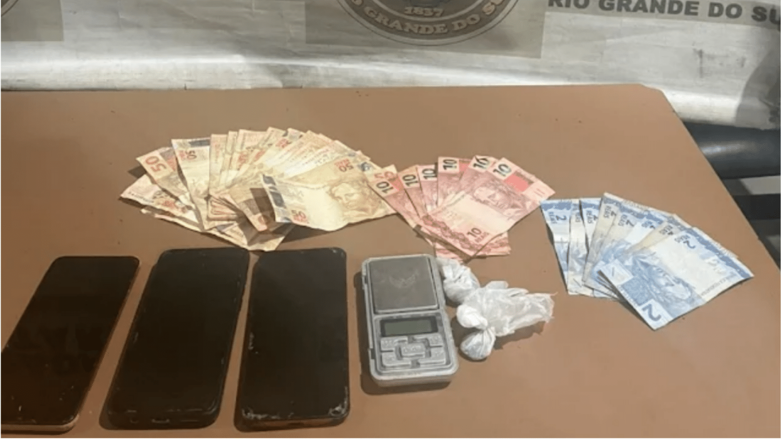 Homem é preso e dois adolescentes são apreendidos após roubo e tráfico em Pelotas