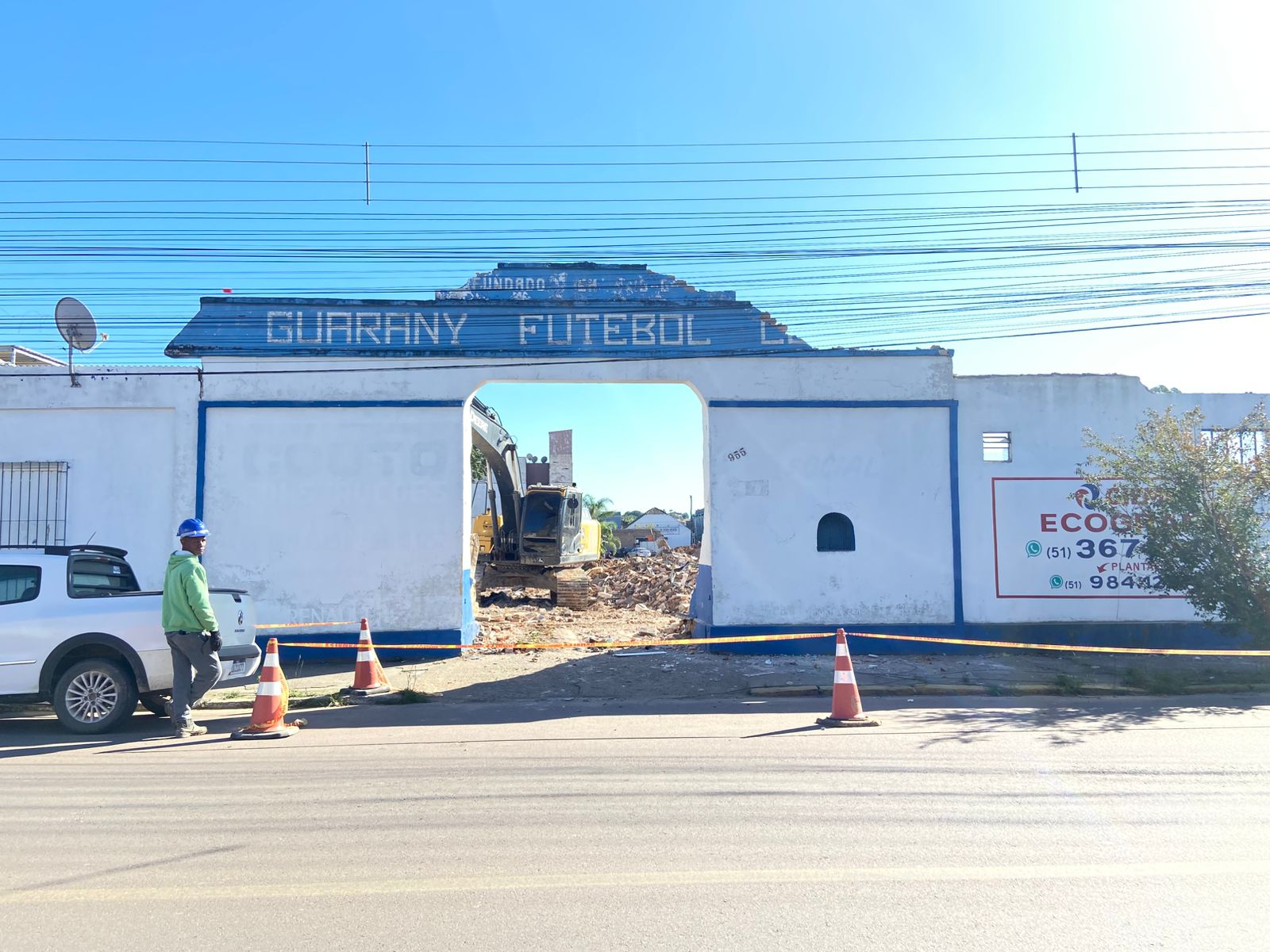 Demolição de estádio histórico de 1946 continua em Camaquã