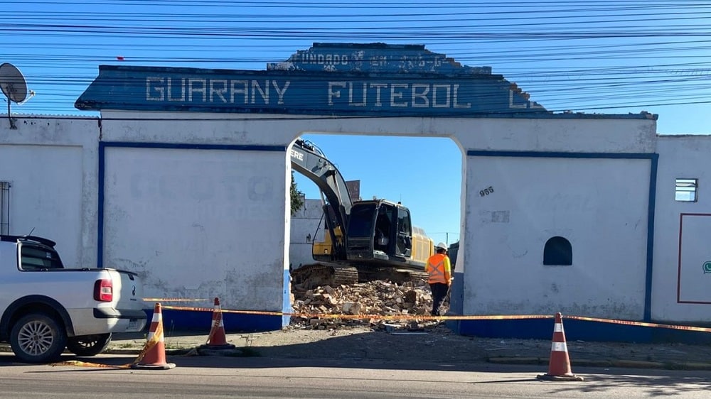 Demolição de estádio histórico de 1946 continua em Camaquã