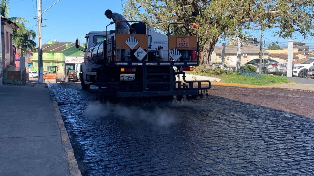 Obra asfáltica é retomada na área urbana de Camaquã