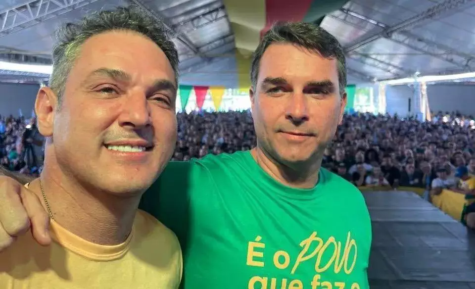 Luciano Zucco lança pré-candidatura com apoio de Flávio Bolsonaro