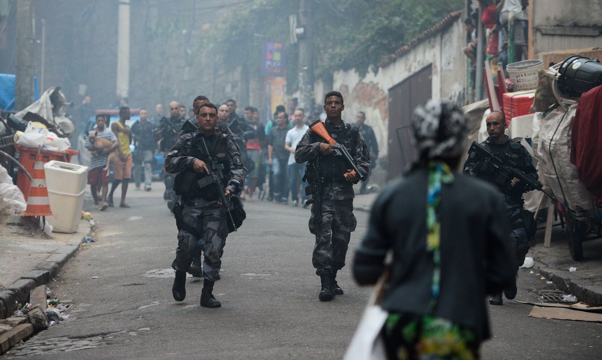 EUA vão invadir o Brasil? PCC e Comando Vermelho entram em lista de terroristas