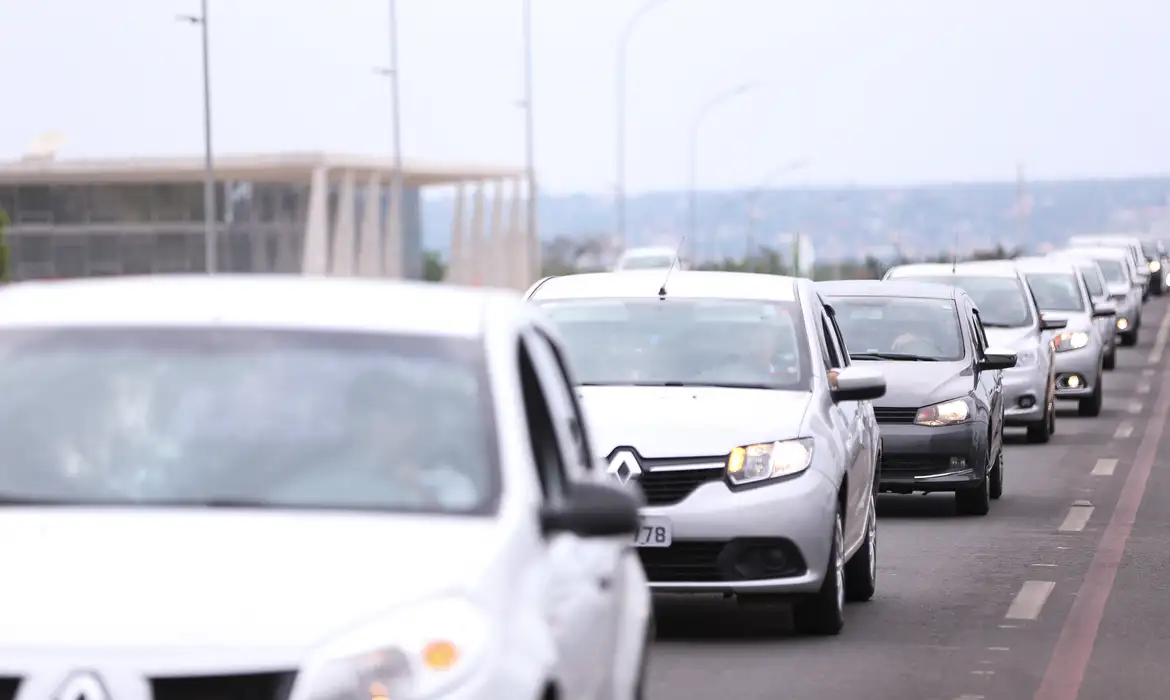 Move Brasil libera R$ 30 bilhões para motoristas de app e taxistas comprarem carro zero